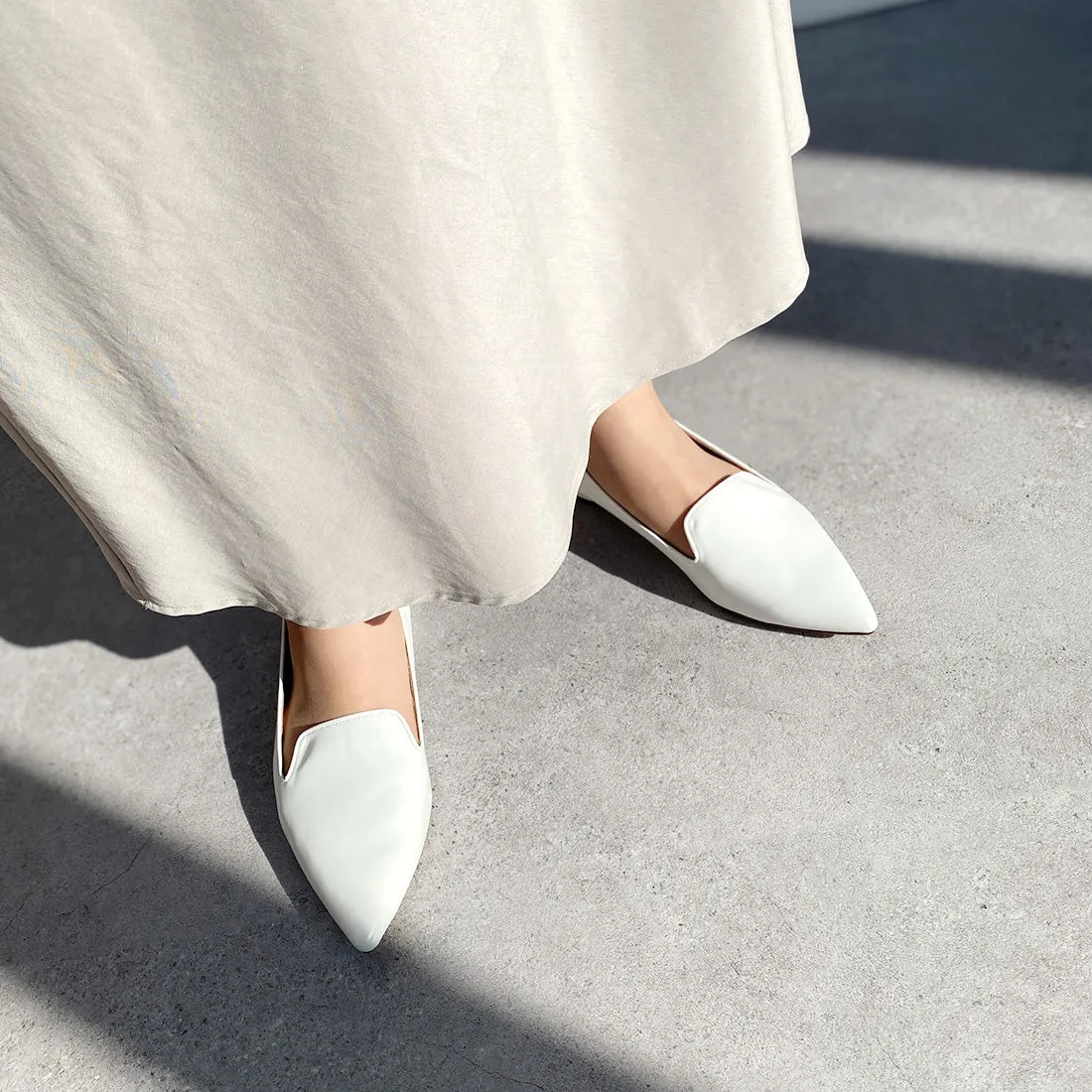 15% OFF: SSBI: Opera Design Flat Shoes (4772) White