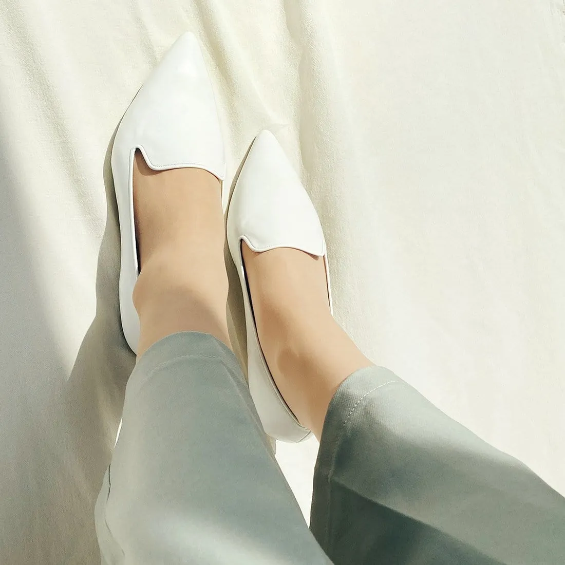 15% OFF: SSBI: Opera Design Flat Shoes (4772) White