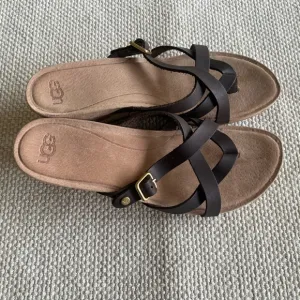 NWT UGG Amalie Cork Wedge Thong Brown Leather Sandal Cushioned Footbed Size 7M